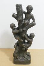 Kunstbeeld; 3 kinderen in een boom [911], Antiquités & Art, Art | Sculptures & Bois, Enlèvement ou Envoi