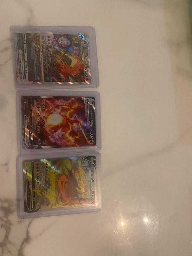 Je me sépare de mes 3 cart charizard vstar, vmax,v, Hobby en Vrije tijd, Verzamelkaartspellen | Pokémon, Zo goed als nieuw, Ophalen of Verzenden