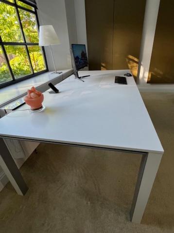 tafel/bureau witte met lichte nerfstructuur 230 x 110  beschikbaar voor biedingen