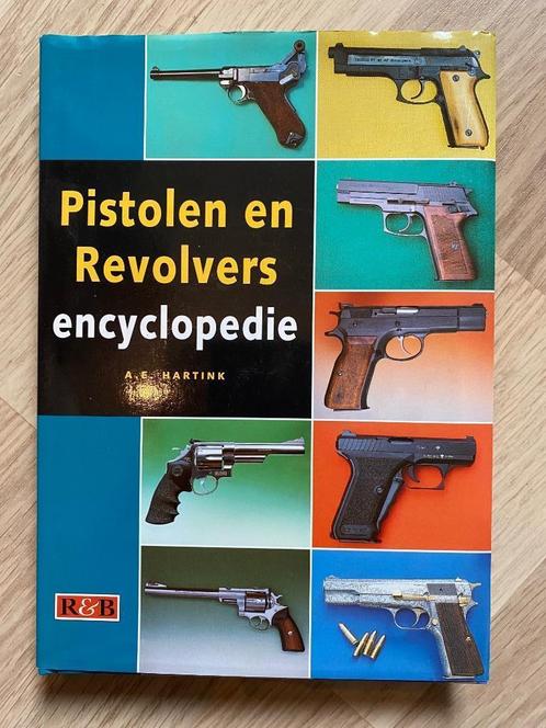 Livre sur les pistolets et les revolvers, Livres, Guerre & Militaire, Comme neuf, Général, Enlèvement ou Envoi