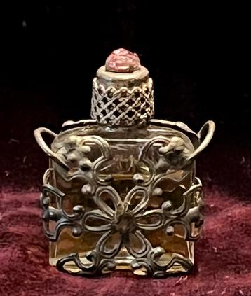 Antique Metal Filigree Perfume Bottle – Art Nouveau c.1900 beschikbaar voor biedingen