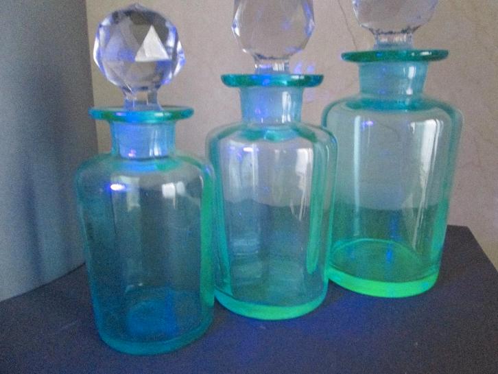 Vintage , 3 uranium blauwe flesjes van toiletstel 18,16,14, Antiquités & Art, Antiquités | Verre & Cristal, Enlèvement ou Envoi