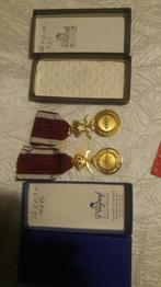 Vintage 2 medailles travail et progres 1998. Belgique, Or, Enlèvement ou Envoi