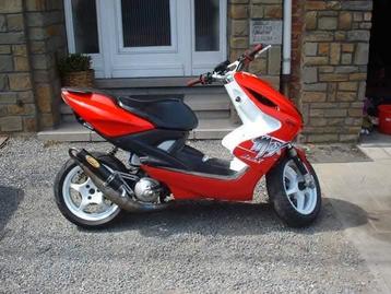 Ik ben op zoek naar alle scooters van klasse a 2t, zelfs als beschikbaar voor biedingen