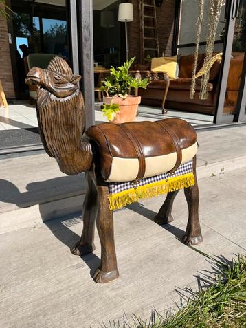 Antieke voetbankje beschikbaar voor biedingen