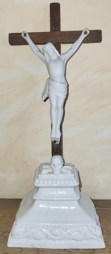 Wit porseleinen kruisbeeld op sokkel, eind 19e eeuw beschikbaar voor biedingen
