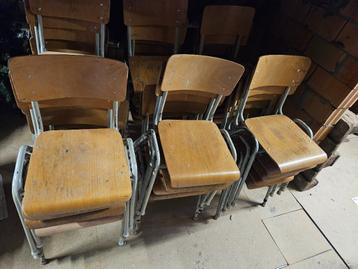 vintage houten stapelstoelen beschikbaar voor biedingen