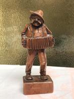 Statue de joueur d'accordéon en bois, Enlèvement