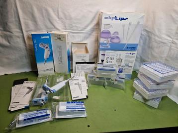 Elektronische pipetten. veel pipettips en storage boxes.  beschikbaar voor biedingen