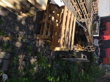 Dringend weg, gratis, palletten beschikbaar voor biedingen
