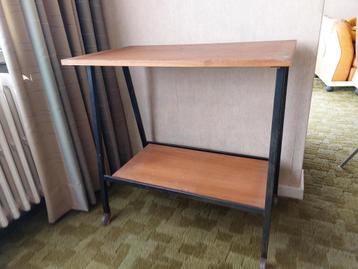 Vintage houten TV tafel beschikbaar voor biedingen