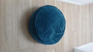 Kussenpoef van fluwelen stof beschikbaar voor biedingen