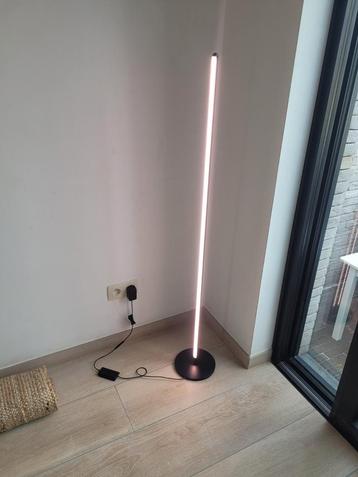 Staande ledlamp met functies beschikbaar voor biedingen