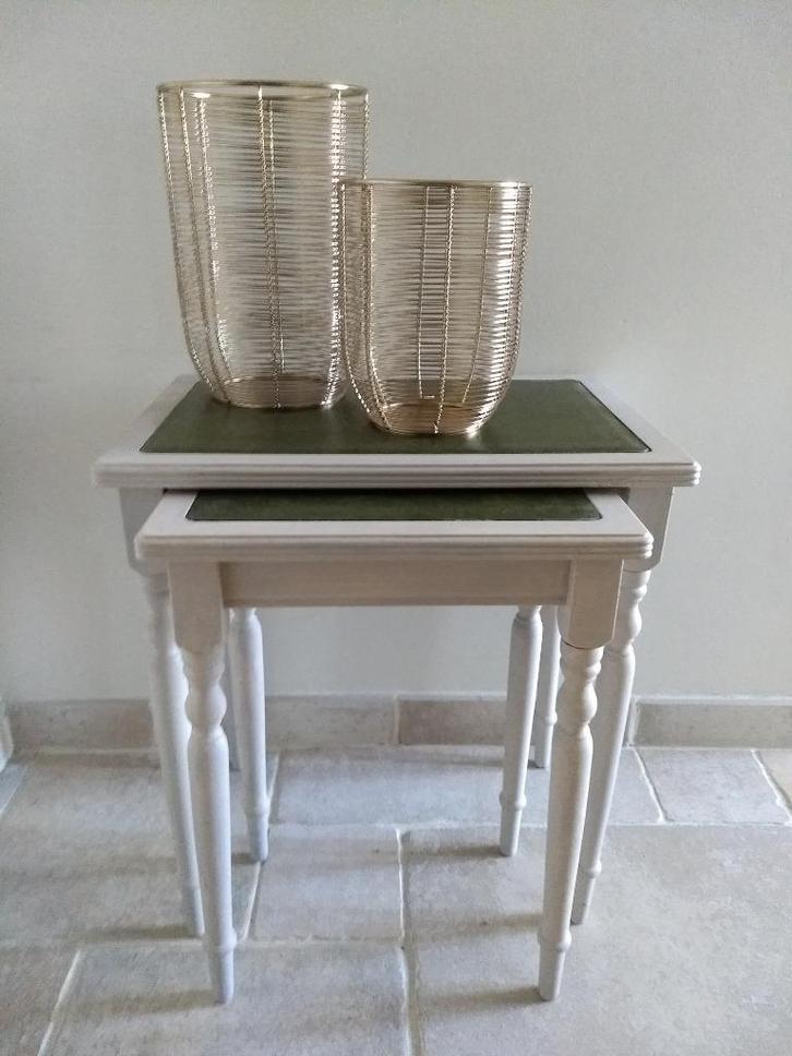 2 mooie gepatineerde bijzettafeltjes, Huis en Inrichting, Tafels | Bijzettafels, Rechthoekig, 45 tot 60 cm, Minder dan 55 cm, Hout