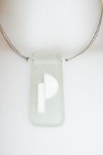 Collier ras-du-cou 4 fils acier et pendentif en verre dépoli, Pierre ou Minéral, Enlèvement ou Envoi, Avec pendentif, Comme neuf