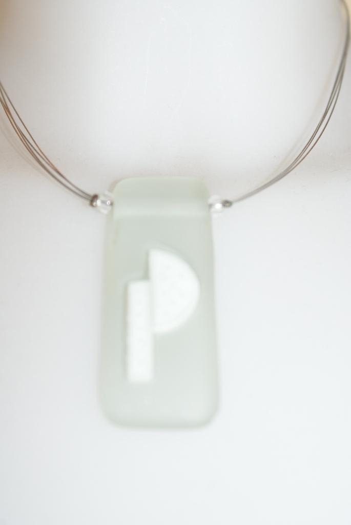 Collier ras-du-cou 4 fils acier et pendentif en verre dépoli, Bijoux, Sacs & Beauté, Colliers, Comme neuf, Pierre ou Minéral, Argent