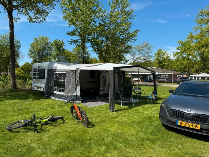 Adria Adora 462 PU, Caravanes & Camping, Caravanes, Particulier, jusqu'à 4, 1000 - 1250 kg, Banquette en rond, Adria, Grand lit