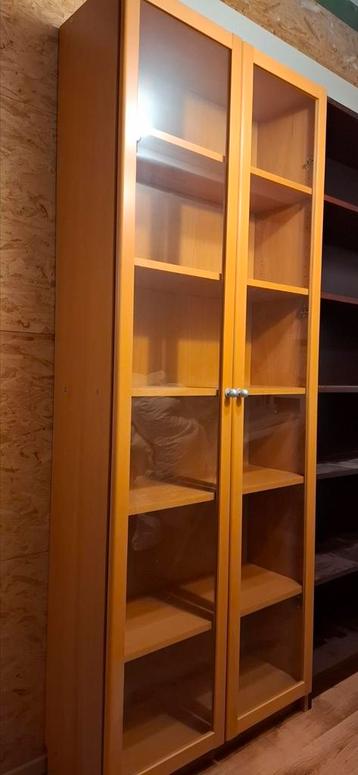 Boekenkast met glazen deuren beschikbaar voor biedingen