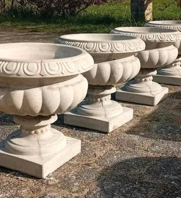 Vases de jardin en béton de forme ornée, pots de fleurs, bac disponible aux enchères