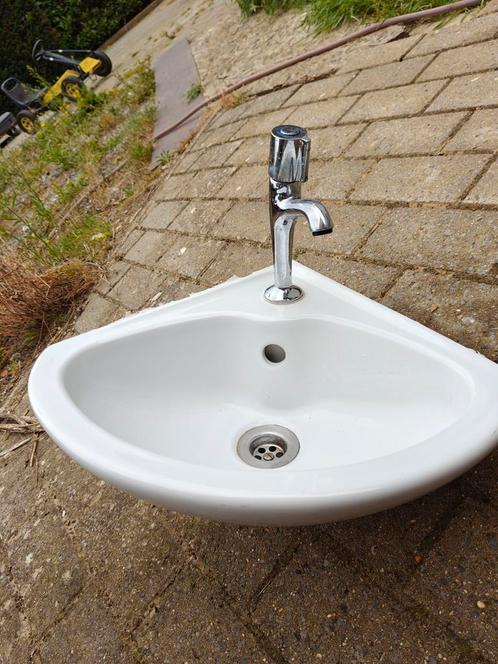 Hoeklavabo Duravit met kraan in mooie staat, Huis en Inrichting, Badkamer | Badkamermeubels, Zo goed als nieuw, Wasbak of Wastafel