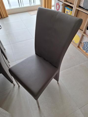 6 stoelen beschikbaar voor biedingen