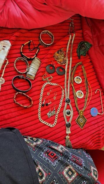 lot bijoux fantaisie collier bracelts boucles d'oreilles.. beschikbaar voor biedingen