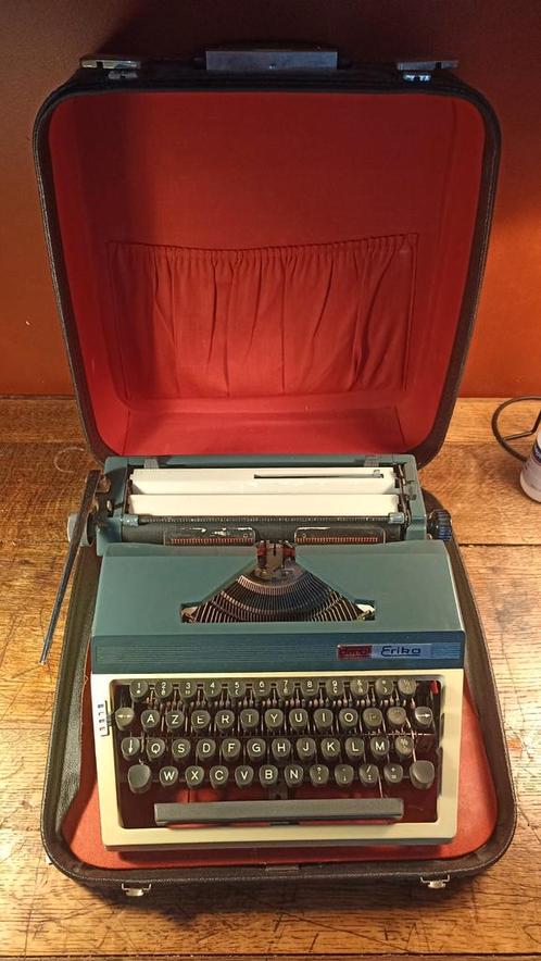 Vintage DARO ERIKA Typewriter MODEL 3 With Case (Need Restor, Divers, Machines à écrire, Utilisé, Enlèvement