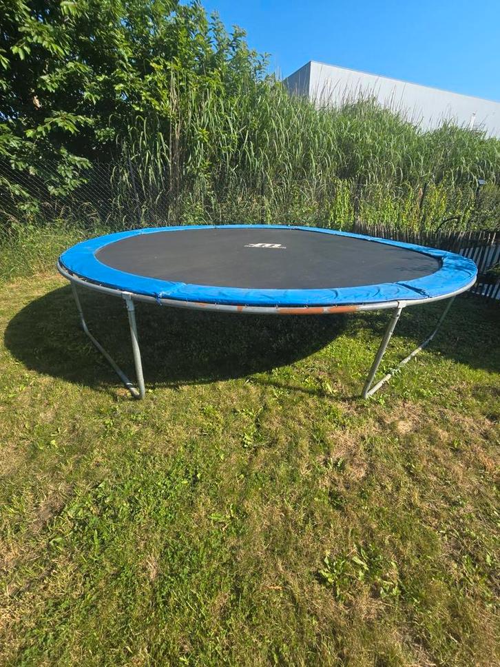 Grand trampoline Megaform de 4 m, Enfants & Bébés, Jouets | Extérieur | Trampolines, Utilisé, Enlèvement ou Envoi