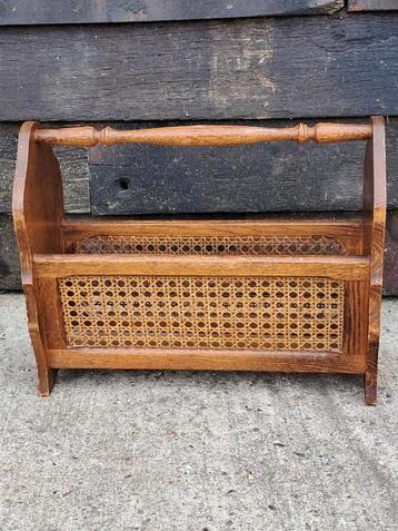 Vintage houten krantenbak met rotan vlechtwerk beschikbaar voor biedingen