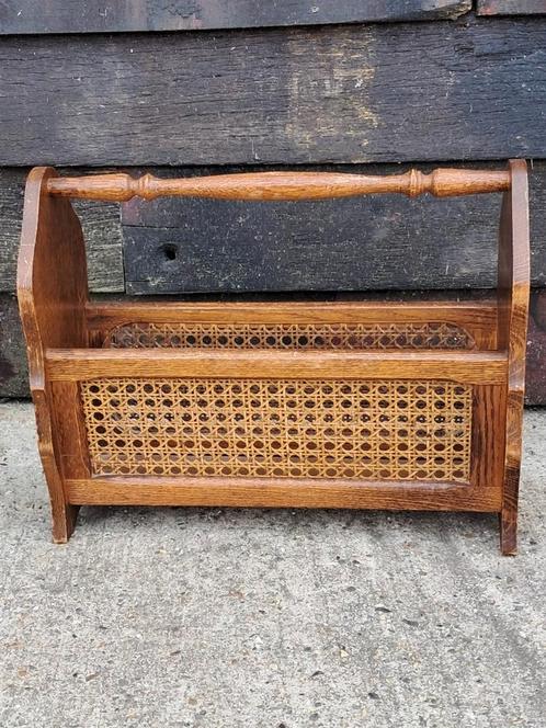 Vintage houten krantenbak met rotan vlechtwerk, Huis en Inrichting, Woonaccessoires | Krantenbakken en Lectuurbakken, Zo goed als nieuw