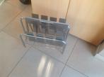 design krantenhouder in chroom, Huis en Inrichting, Woonaccessoires | Krantenbakken en Lectuurbakken, Ophalen