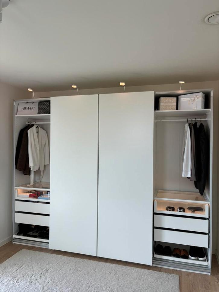 Dressing IKEA sur mesure avec portes coulissantes et LED, Huis en Inrichting, Kasten | Kleerkasten, Zo goed als nieuw, Met deur(en)
