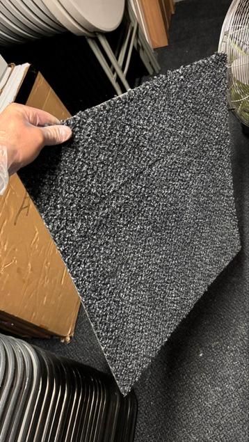 Vloerplaten/Tapijttegels van hoge kwaliteit –  20 m² beschikbaar voor biedingen