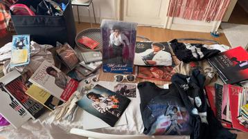 Grand lot Michael Jackson cd poupée magasines posters etc