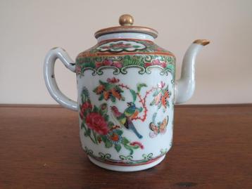 Oude kleine theepot met Japans decor beschikbaar voor biedingen