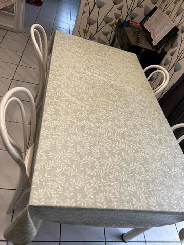 Keukentafel met vier stoelen