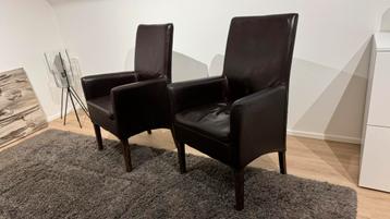 Twee stoelen in bruin leder beschikbaar voor biedingen