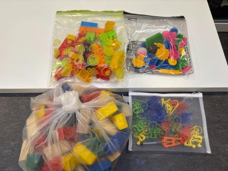 Opruiming! 4 zakken bouw- en speelplezier – houten blokken,, Kinderen en Baby's, Speelgoed | Educatief en Creatief, Bouwen, Ophalen of Verzenden