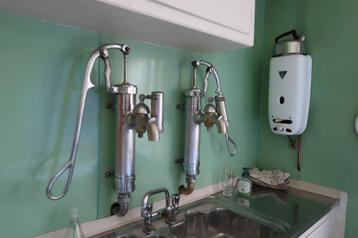 Antieke koperen handpomp beschikbaar voor biedingen