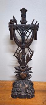 Antiek kruisbeeld in uitgesneden hout, Antiek en Kunst, Antiek | Religieuze voorwerpen, Ophalen