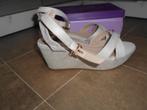 Nieuwe plateau sandalen / Maat 39, Kleding | Dames, Ophalen of Verzenden, Nieuw, Beige