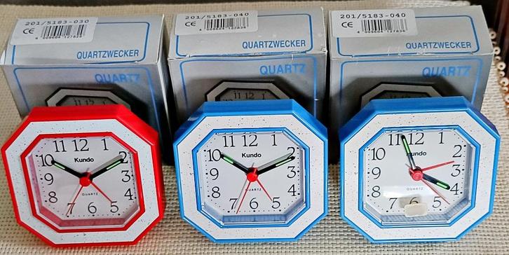 Réveil KUNDO à quartz, octogonal, bleu ou rouge, neuf, Maison & Meubles, Accessoires pour la Maison | Horloges, Neuf, Réveil ou Horloge