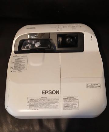 Beamer van Epson nog in uitstekende staat weinig gebruikt. beschikbaar voor biedingen