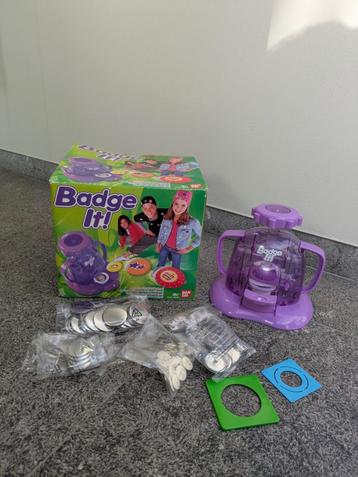 Badge It! Button maker beschikbaar voor biedingen