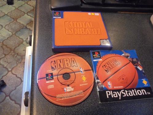 Playstation 1 Total NBA 97 (CIB), Games en Spelcomputers, Games | Sony PlayStation 1, Gebruikt, Sport, 2 spelers, Vanaf 3 jaar