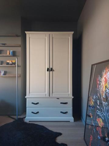 Très belle armoire blanche avec poignées en cuir noir disponible aux enchères