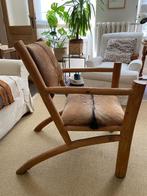 grote stoel met geitenvel, Huis en Inrichting, Stoelen, Ophalen, Hout, Bruin, Zo goed als nieuw