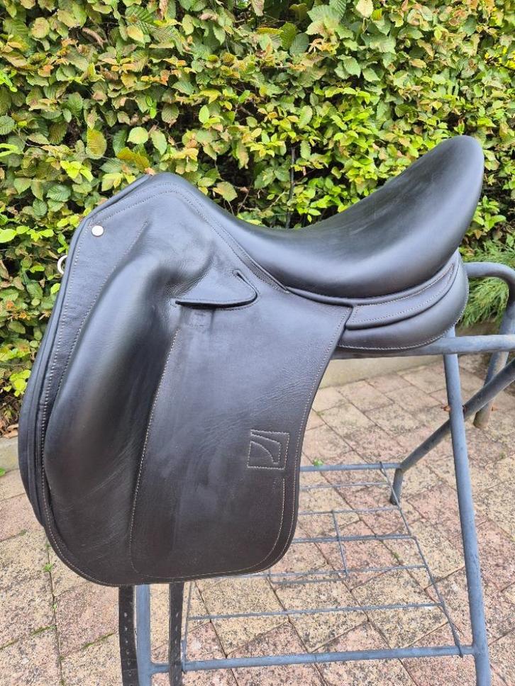 Selle monoquartier Childeric DPL 17.5, Animaux & Accessoires, Chevaux & Poneys | Brides & Harnachement, Utilisé, Dressage, Enlèvement ou Envoi