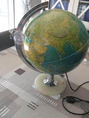mappemonde avec pied en marbre beschikbaar voor biedingen