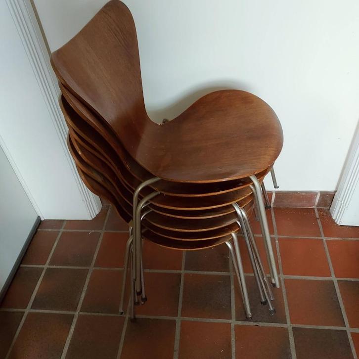 7 vlinderstoelen Arne Jacobsen, Huis en Inrichting, Stoelen, Gebruikt, Vijf, Zes of meer stoelen, Hout, Metaal, Bruin, Ophalen